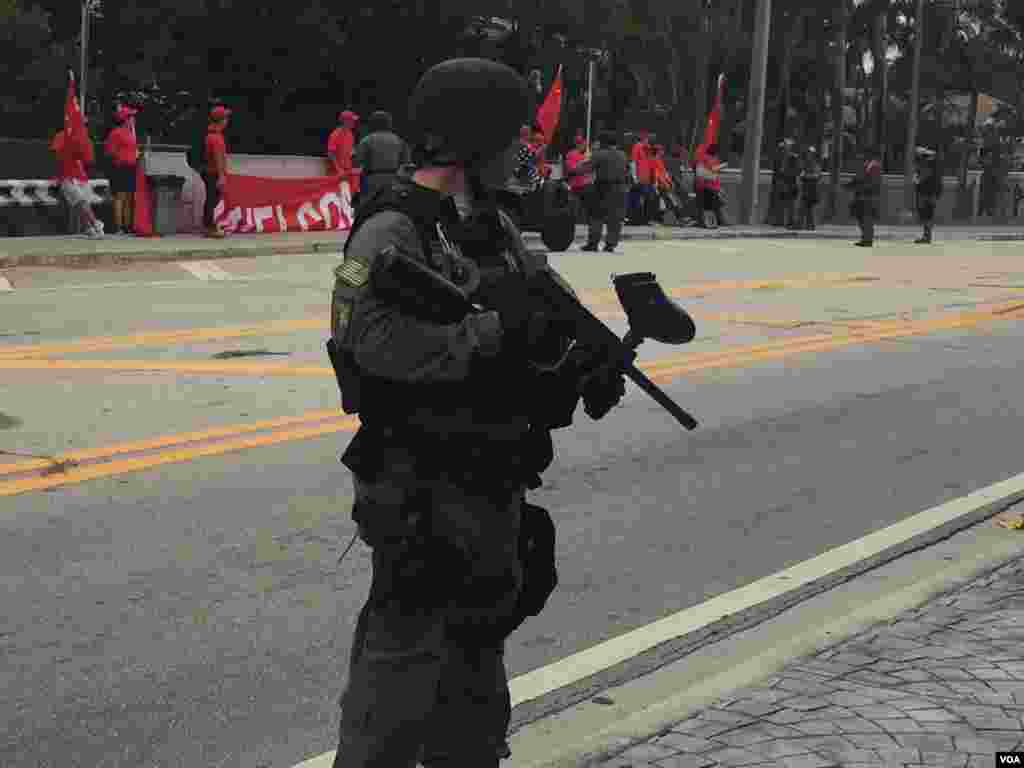 防爆警察与聚集在习近平下塌酒店附近的人群(美国之音莉雅拍摄)