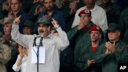 Perezida wa Venezuela, Nicolas Maduro, ashikiriza ijambo akikujwe n'abategetsi mu gisirikare.