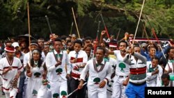 Des manifestants scandent des slogans au cours d’Irreecha, le festival du people oromo, à Bishotu, région d’Oromia, Ethiopie, 2 octobre 2016.