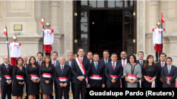 El presidente de Perú, Martin Vizcarra (al centro), posa con su gabinete de ministros tras una ceremonia de juramento en el Palacio de Gobierno de Lima. 2 de abril de 2018. REUTERS/Guadalupe Pardo