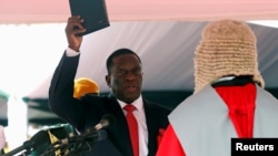 Emmerson Mnangagwa (kiri) diambil sumpahnya sebagai Presiden baru Zimbabwe dalam upacara pelantikan di Harare Jumat (24/11) lalu.