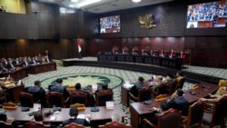 Para hakim memimpin sidang perselisihan sengketa pemilihan umum untuk pilpres 2024 di Mahkamah Konstitusi, Jakarta, Senin, 22 April 2024. (Foto: Dita Alangkara/AP Photo)