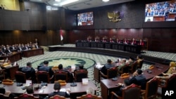Para hakim memimpin sidang perselisihan sengketa pemilihan umum untuk pilpres 2024 di Mahkamah Konstitusi, Jakarta, Senin, 22 April 2024. (Foto: Dita Alangkara/AP Photo)