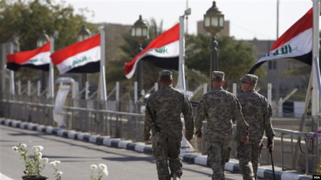 Tentara AS melewati 'Camp Victory' yang berbendera Irak, setelah serah terima dari AS kepada Irak di Baghdad (1/12).