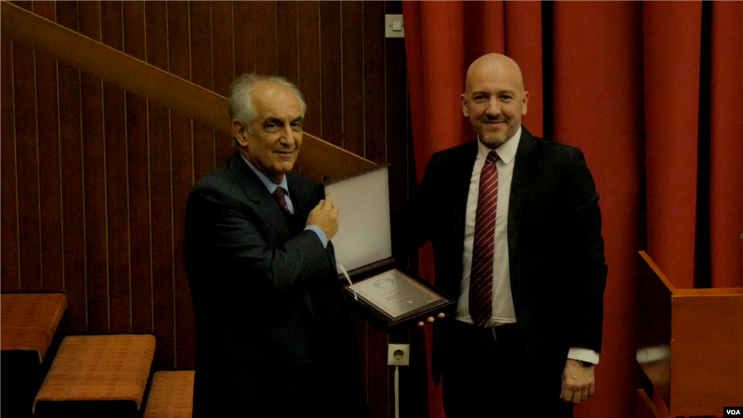 Sudija Apelacionog suda u Beogradu Miodrag Majić prima nagradu "Verica Barać" koju za pojedinačno dostignuće u borbi protiv korupcije dodeljuje Savet za borbu protiv korupcije, u Beogradu, 26. decembra 2019. (Foto: Rade Ranković, VoA)