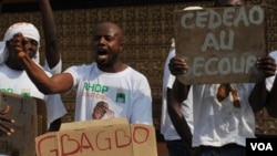 Para pendukung Presiden terpilih Alassane Ouattara melakukan unjuk rasa sambil membawa poster anti-Gbagbo di Abidjan.