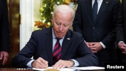 资料照：美国总统拜登在白宫签署一项法案。（2022年12月2日）