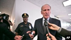 Dan Coats está incluido en una lista de funcionarios estadounidenses a los que se le prohibió la entrada a Rusia indefinidamente.