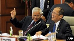 Philippine President Benigno Aquino (R) chats to Philippine Foreign Affairs Secretary Albert del Rosario (L) during the 9th Brunei-Indonesia-Malaysia-Philippines East ASEAN Growth Area (BIMP-EAGA), Apr. 25, 2013. 