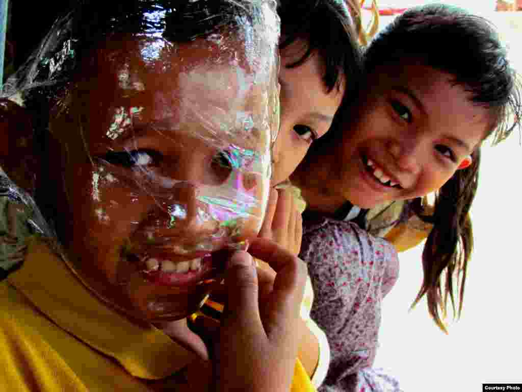 Bocah-bocah cilik bermain dengan balon tiup. Kiriman: Juza Amalia, Aceh, Indonesia (2191442).