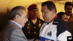 A su arribo Chávez fue recibido por su homologo Raúl Castro con quien intercambió al pie del avión un breve y animado diáogo.
