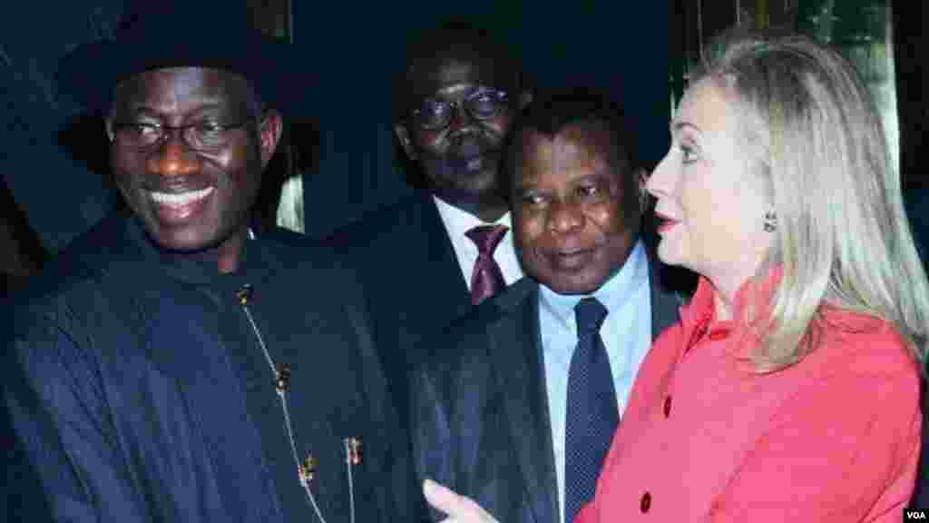 Sakatariyar harkokin wajen Amurka, Hillary Clinton, tana ganawa da shugaba Goodluck Jonathan na Najeriya a fadar shugaban a Abuja, alhamis, 9 Agusta 2012.