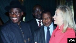 Sakatariyar harkokin wajen Amurka, Hillary Clinton, tana ganawa da shugaba Goodluck Jonathan na Najeriya a fadar shugaban a Abuja, alhamis, 9 Agusta 2012.