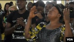Nigerians and Cameroonians pray for peace in Cameroon, at Saint Joseph's Anglophone Parish in Cameroon's capital, Yaounde, Sept. 6, 2019. (M.Kindzeka/VOA)