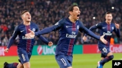 Angel Di Maria, au centre, célébrant son but contre le FC Barcelone en Ligue des Champions, Paris le 14 février 2017 