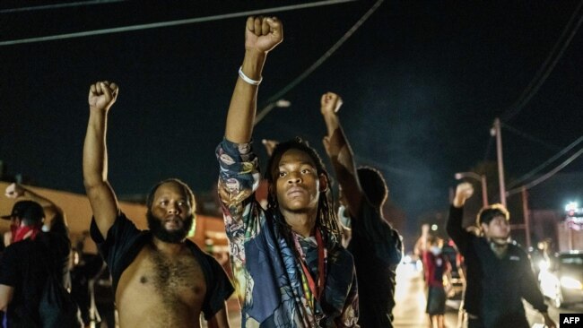 示威者在威斯康星州抗议基诺沙的警察枪杀雅各布·布莱克。（2020年8月26日） 