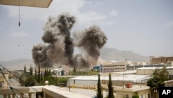 Bombardeos en Saná, la capital de Yemen.