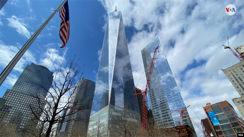 En los alrededores del Memorial del 9/11, un tributo a las víctimas del ataque terrorista del 11 de septiembre de 2001, no se ven visitantes. Un dato que conmueve: la pandemia de coronavirus se ha cobrado más víctimas en Nueva York que el atentado a las Torres Gemelas.