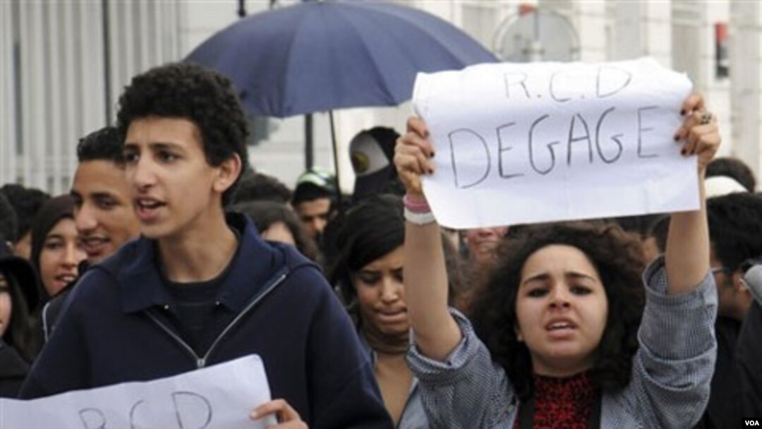 Protes mahasiswa di ibukota Tunis menuntut pembubaran partai "RCD" pimpinan Presiden Ben Ali.