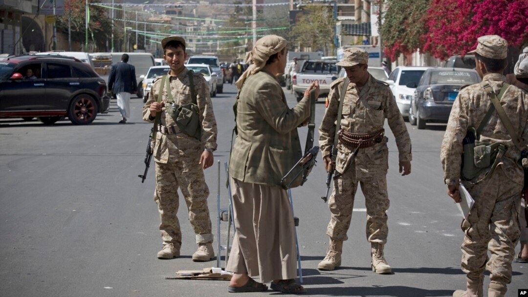 Pemberontak Syiah Houthi melakukan patroli di ibukota Sanaa, Yaman (foto: dok).