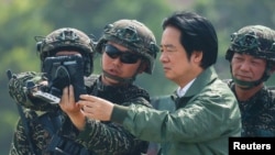台湾总统赖清德在高雄一个海军基地观看汉光演习中的军人演示无人机操作。(2026年8月8日)