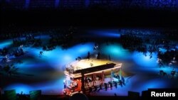 টোকিও ২০২০ প্যারালিম্পিক গেমসের উদ্বোধনী অনুষ্ঠানের সময় পারফর্ম করছেন পারফর্মাররা । ২৮ আগস্ট ২০২১।