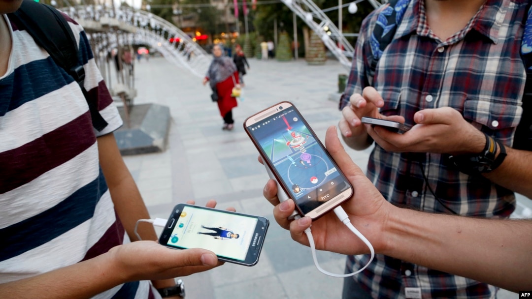 Warga Iran bermain Pokemon Go di Taman Mellat, sebelah utara Teheran (3/8). (AFP/Atta Kenare)