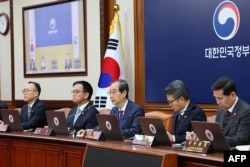 한국 대통령 권한대행인 한덕수 국무총리가 정부청사에서 열린 국무회의에서 발언하고 있다. (자료화면)