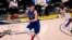 Le centre des Denver Nuggets Nikola Jokic (15) tente de dribbler LeBron James des Los Angeles Lakers LeBron James (23), le 14 février 2021.