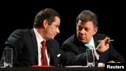 German Vargas Lleras (izq) renunció como Ministro de Vivienda para liderar la campaña reeleccionista de Juan Manuel Santos en Colombia.