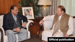 Presiden Pakistan Mamnoon Hussain (kiri) bersama PM Pakistan Nawaz Sharif (foto: dok).