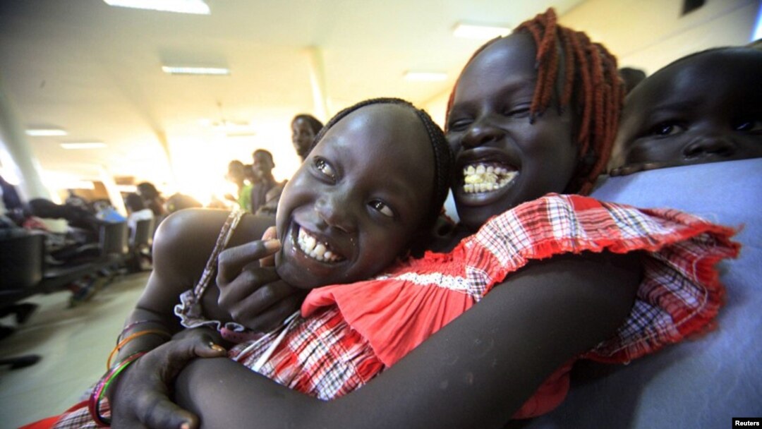 Warga Sudan Selatan menunggu di bandara Khartoum, Sudan untuk diterbangkan ke Juba, Sudan Selatan (foto: dok).