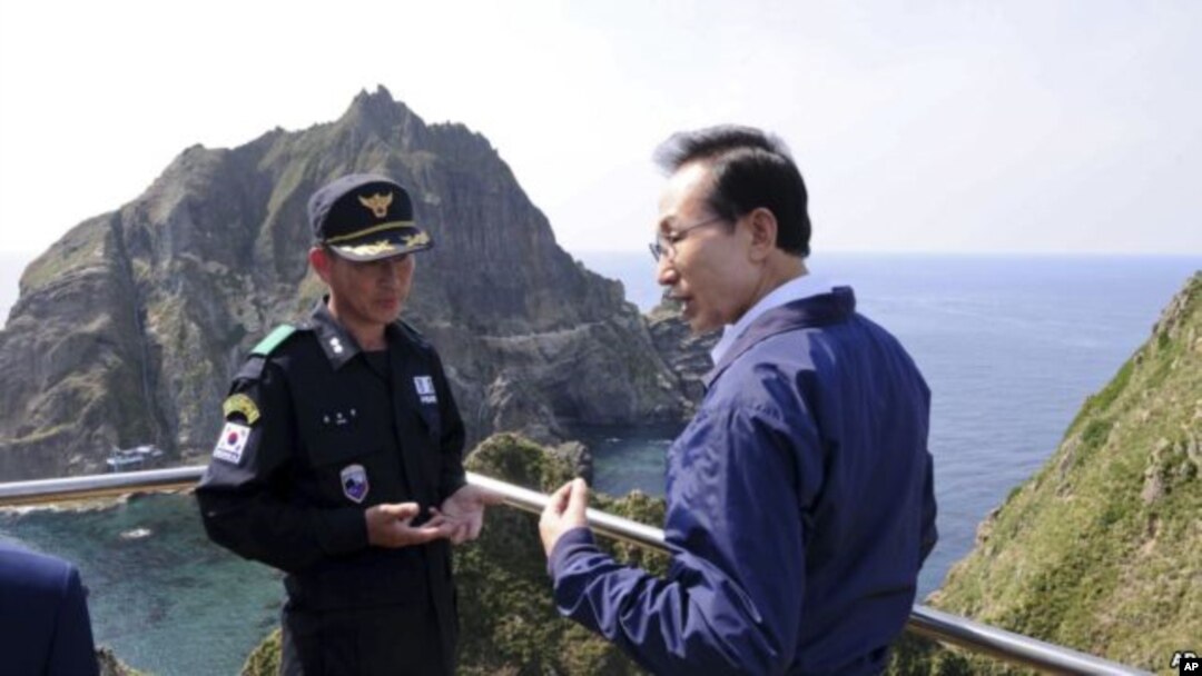 Presiden Korsel Lee Myung-bak saat mengunjungi Pulau Dokdo yang memicu kemarahan pemerintah Jepang (foto: dok).