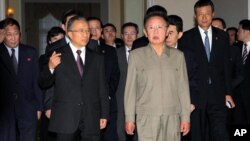 지난 2009년 9월 북한을 방문한 중국의 다이빙궈 전 외교담당 국무위원(왼쪽)이 평양에서 김정일 위원장을 예방했다. (자료사진)