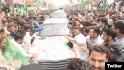 د نوازشريف سره د اسلام اباد نه تر لاهور پورې په کاروان کې د تګ دپاره د ټولو ملک څخه د مسلم ليګ ن غړي راټول شوي دي.
