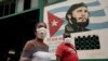 CIudadanos cubanos emplean mascarillas mientras pasean por La Habana debido a la pandemia.