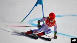 Mikaela Shiffrin, de EE.UU., ganó su primer medalla de oro en los Juegos Olímpicos de PyeongChang en Corea del Sur, el jueves, 15 febrero de 2018. 