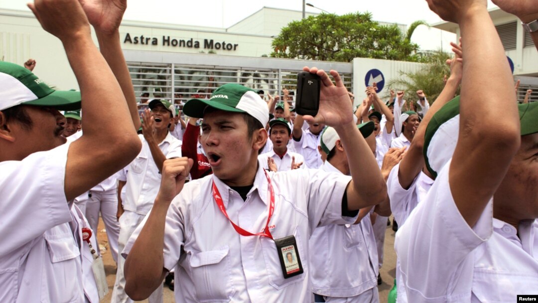 Các công nhân hô khẩu hiệu trong cuộc đình công trước nhà máy Astra Honda Motor ở Bekasi,Tây Java, Indonesia, 03/10/2012. 