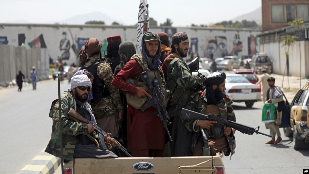 塔利班士兵在喀布尔街头巡逻。（2021年8月19日）(photo:VOA)