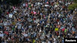 Puluhan ribu massa menentang aksi unjuk rasa "sayap kanan" di kota Boston, hari Sabtu (19/8). 