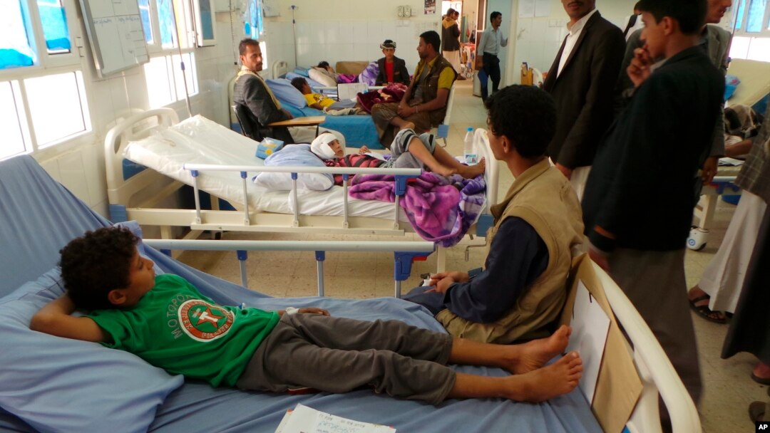 Anak-anak yang selamat dari serangan udara Saudi dirawat di rumah sakit Saada, Yaman, Jumat (10/8). 