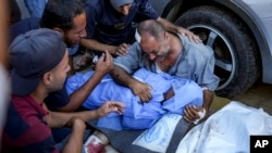 Um homem palestiniano chora por um familiar morto nos bombardeamentos israelitas na Faixa de Gaza, num hospital em Deir al-Balah, sábado, 10 de agosto de 2024.