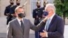 Presiden Prancis Emmanuel Macron menyambut Perdana Menteri Australia Scott Morrison di depan Istana Elysee di Paris, Prancis, 15 Juni 2021. (Foto: REUTERS/Pascal Rossignol)