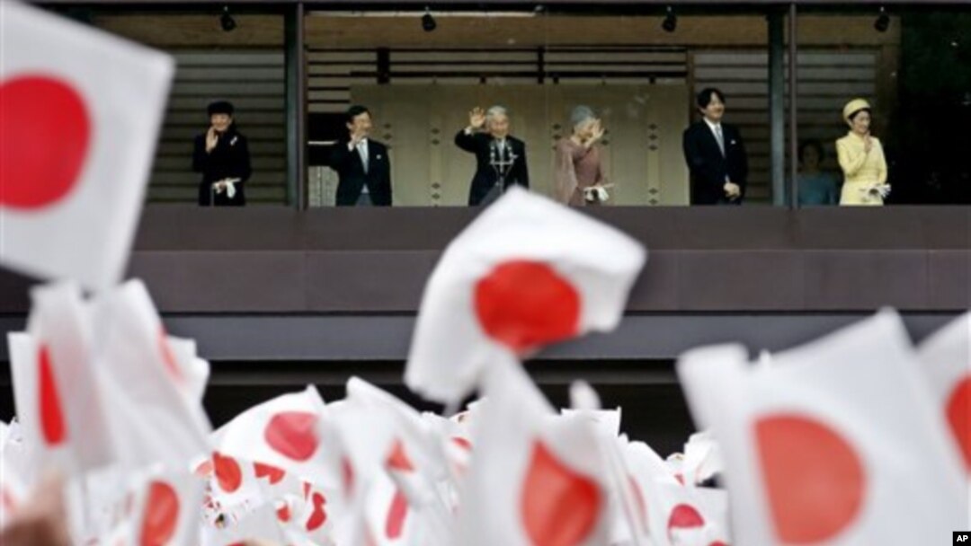 Nhật hoàng Akihito và Hoàng hậu Michiko tại Cung điện Hoàng gia ở Tokyo. Đầu năm nay, Nhật Hoàng và Hoàng Hậu đã tới Việt Nam và gặp một góa phụ của một cựu binh Nhật từng tham chiến ở Việt Nam trong chiến tranh thế giới thứ 2.