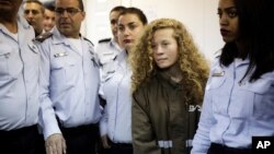 Ahed Tamimi emmenée au tribunal de la prison militaire d'Ofer près de Jérusalem, le 28 décembre 2017. 