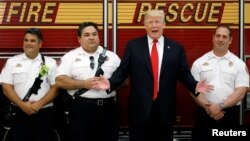 El presidente Donald Trump saluda a miembros del Cuerpo de Bomberos de West Palm Beach el 27 de diciembre.