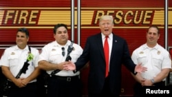 Le Président Donald Trump salue les sapeurs pompiers de West Palm Beach en Florida, USA. 27 décembre 2017