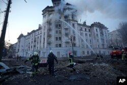 Los bomberos trabajan en el lugar después de los ataques rusos en Kiev, Ucrania, el jueves 21 de marzo de 2024. (Foto AP/Vadim Ghirda)