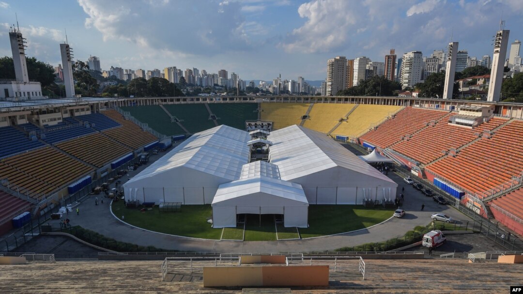 Rumah sakit darurat untuk merawat pasien corona di stadion Pacaembu di Sao Paulo, Brazil, 27 Maret 2020. (Foto: dok).