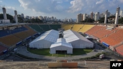 Rumah sakit darurat untuk merawat pasien corona di stadion Pacaembu di Sao Paulo, Brazil, 27 Maret 2020. (Foto: dok).